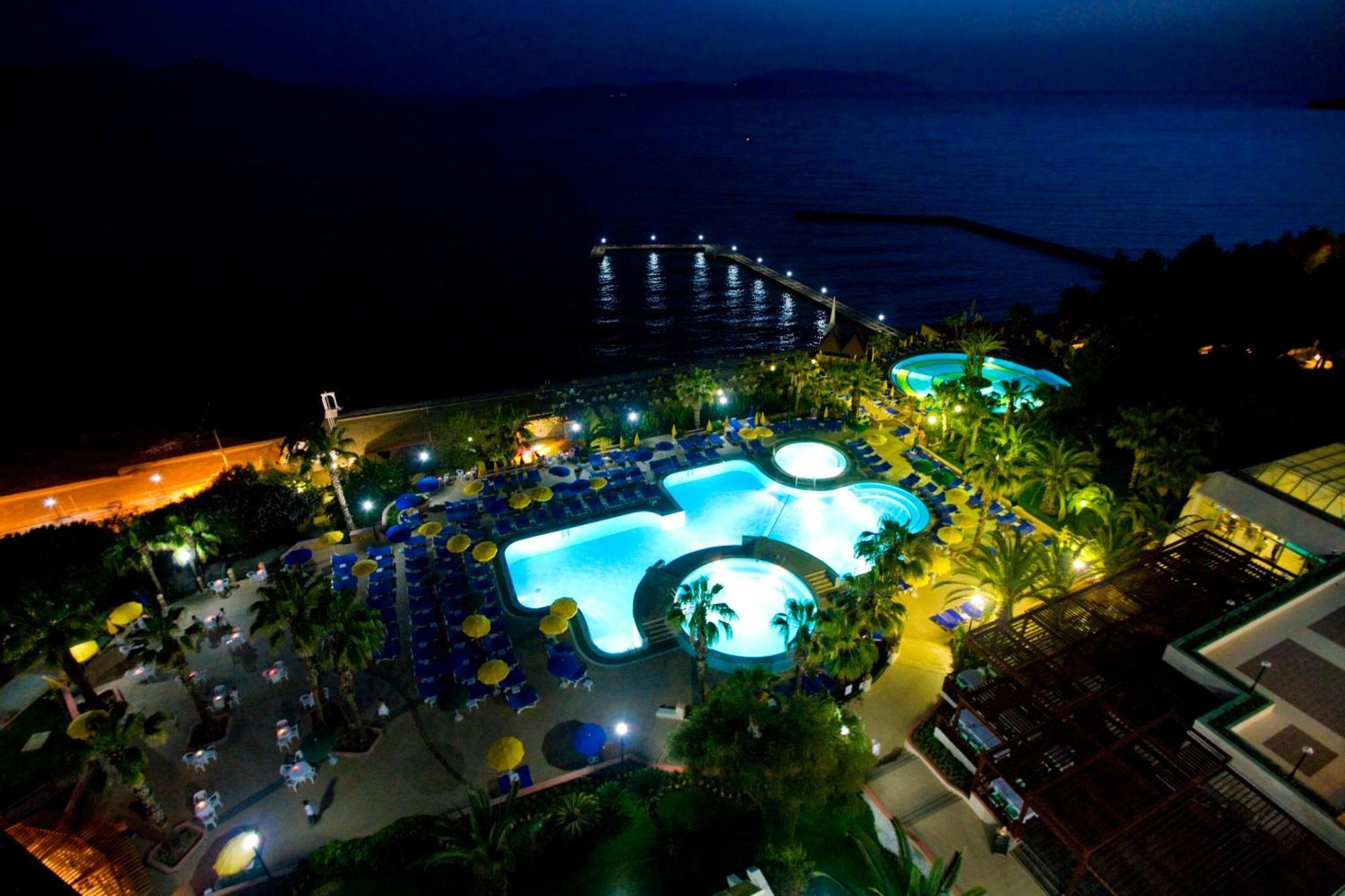 Fantasia Deluxe Hotel Kusadası Exterior foto